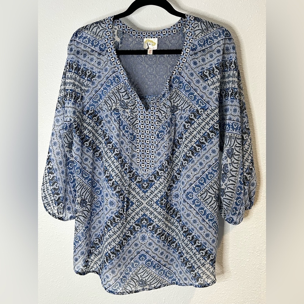 Fig and Flower Blue and White Patterned Blouse Size XL